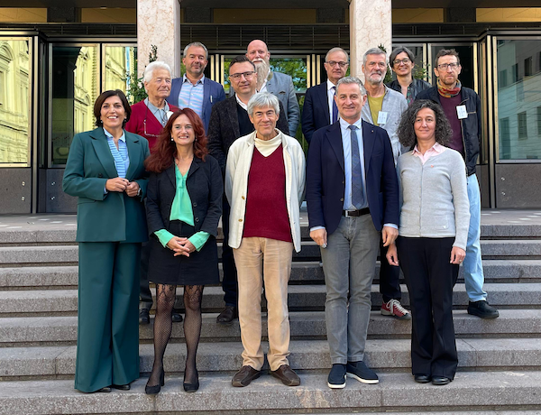 unterstützende Parteien mit Vertretern der Initiative